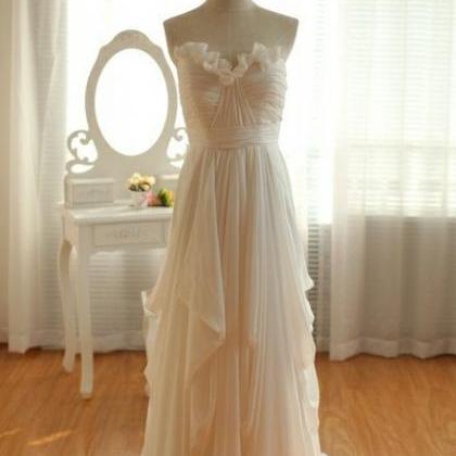 A Line Sweetheart Ivory Chiffon Wedding Dress..